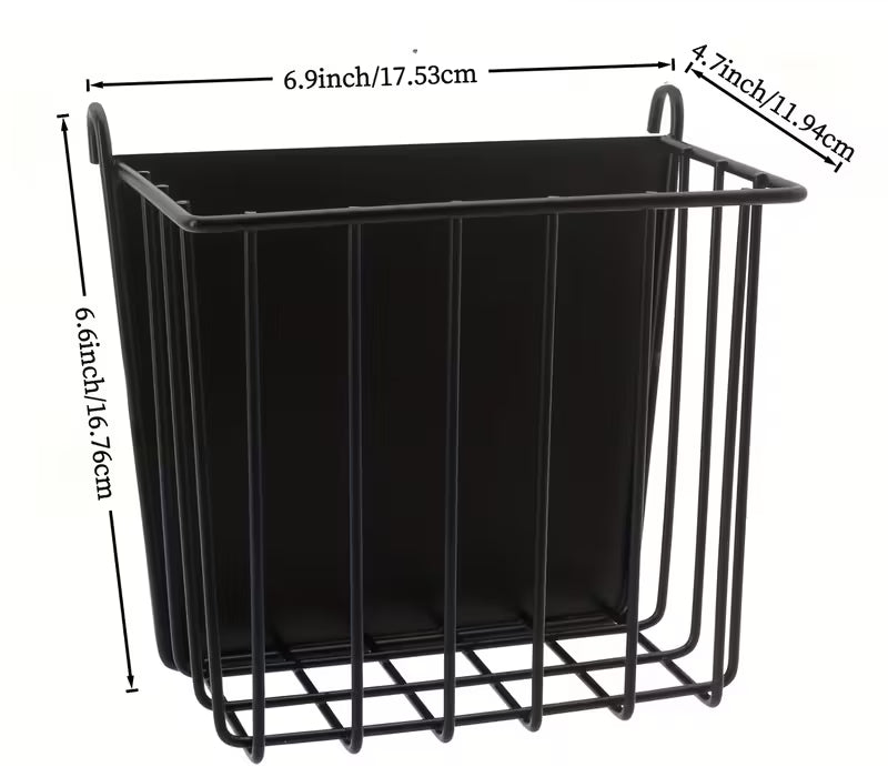 eine futterstelle für kleintiere aus eisen robust und schwarz gefärbt