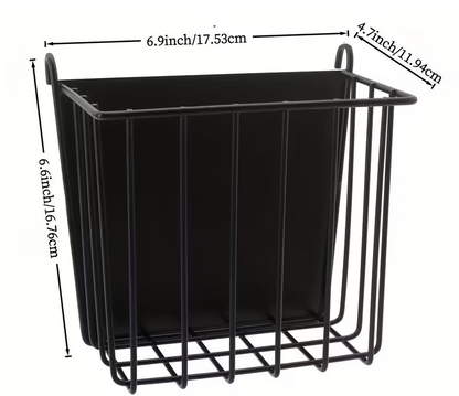 eine futterstelle für kleintiere aus eisen robust und schwarz gefärbt